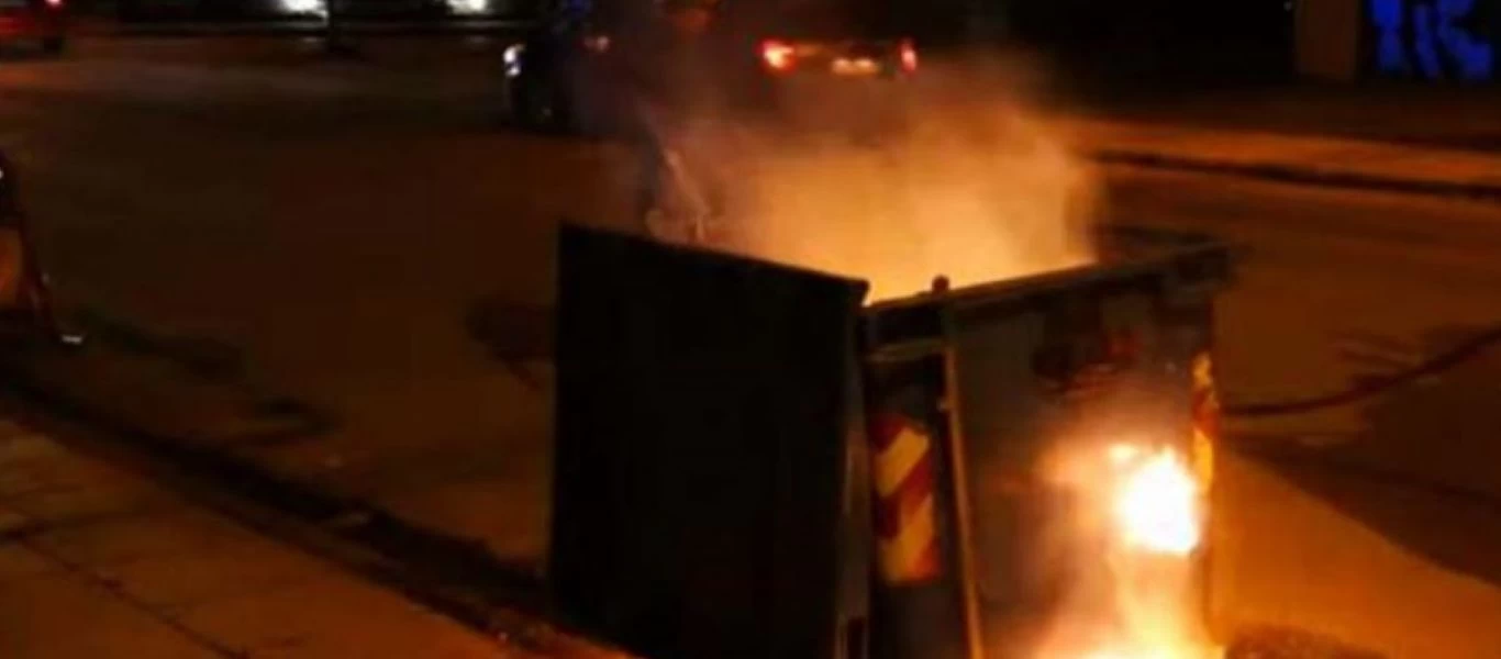 Καλλιθέα: Άγνωστοι έβαλαν φωτιά σε 14 κάδους απορριμμάτων μέσα σε 50 λεπτά